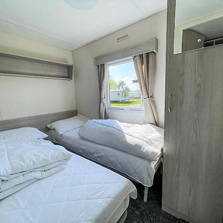 Gorgeous Caravan With Decking In Breydon Water Holiday Park, Ref 10081B Belton with Browston Exterior photo