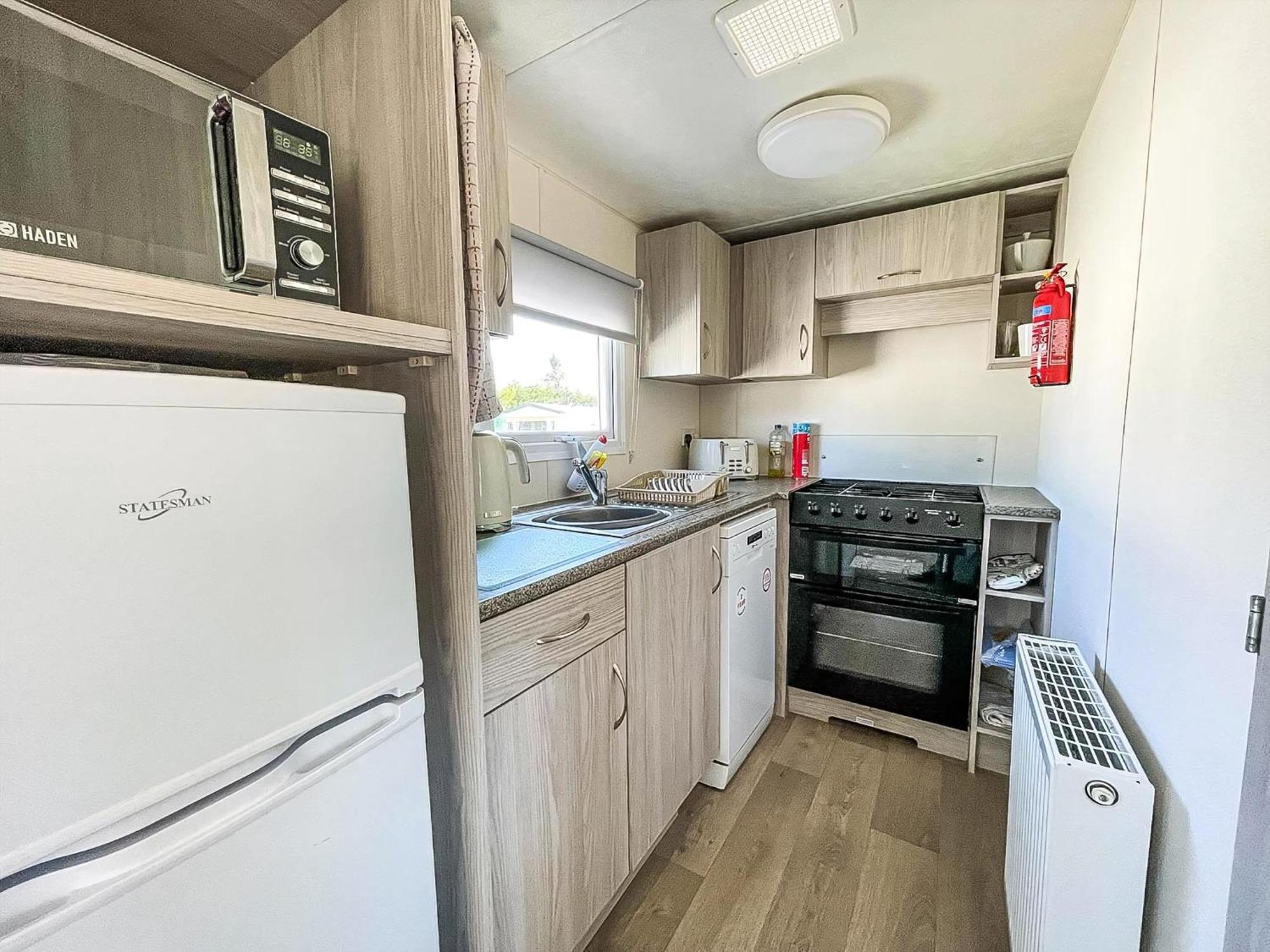 Gorgeous Caravan With Decking In Breydon Water Holiday Park, Ref 10081B Belton with Browston Exterior photo
