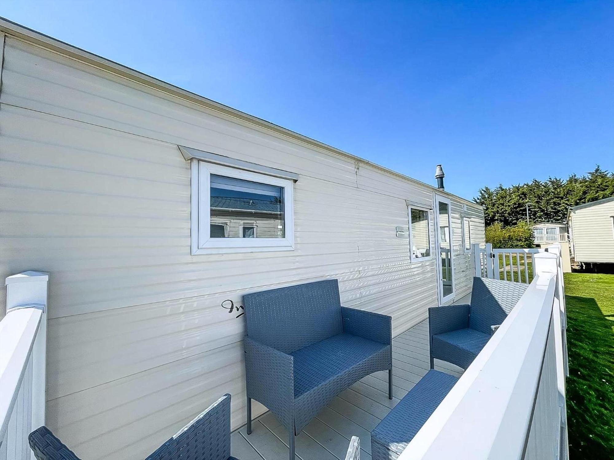 Gorgeous Caravan With Decking In Breydon Water Holiday Park, Ref 10081B Belton with Browston Exterior photo