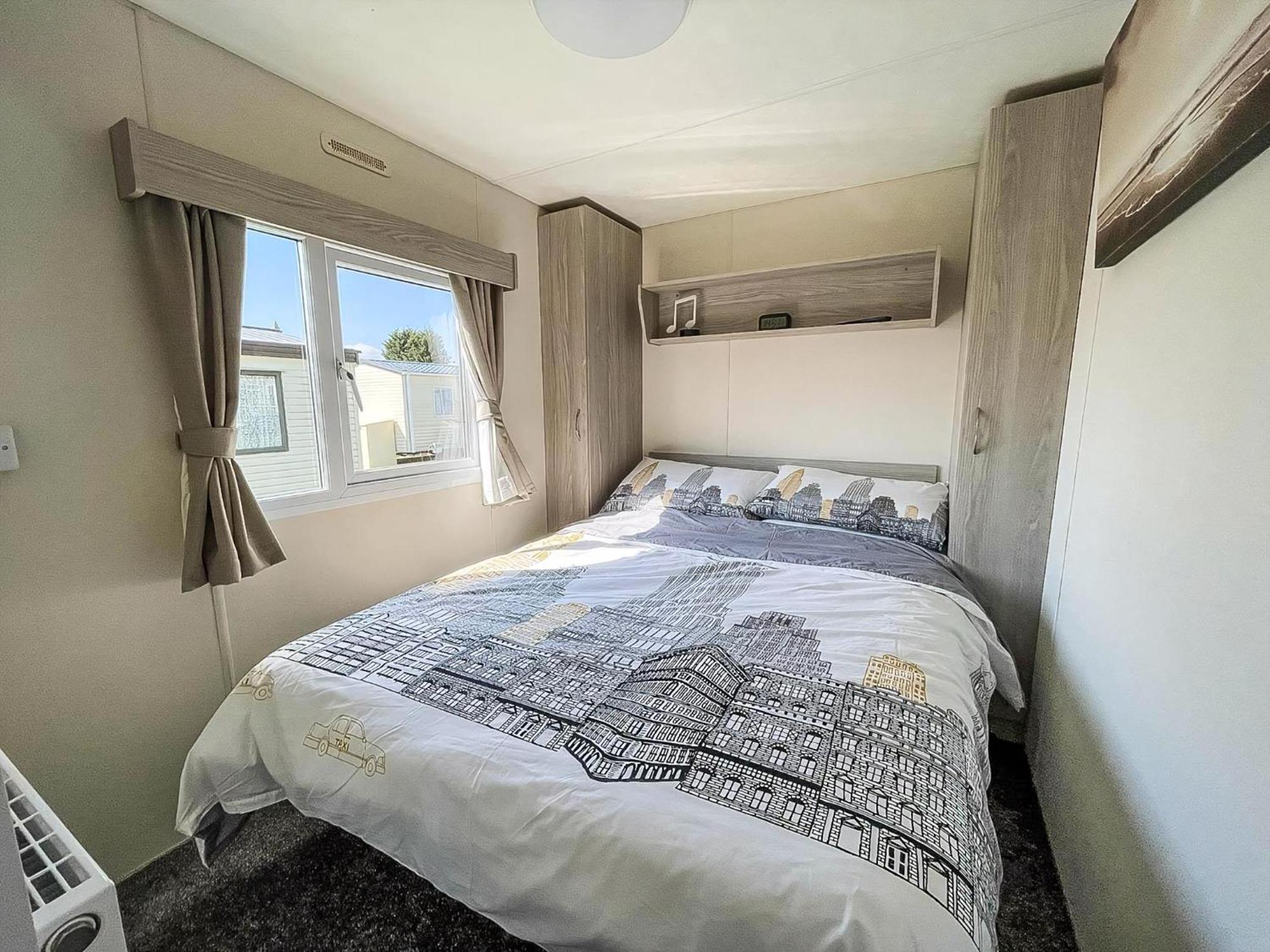 Gorgeous Caravan With Decking In Breydon Water Holiday Park, Ref 10081B Belton with Browston Exterior photo