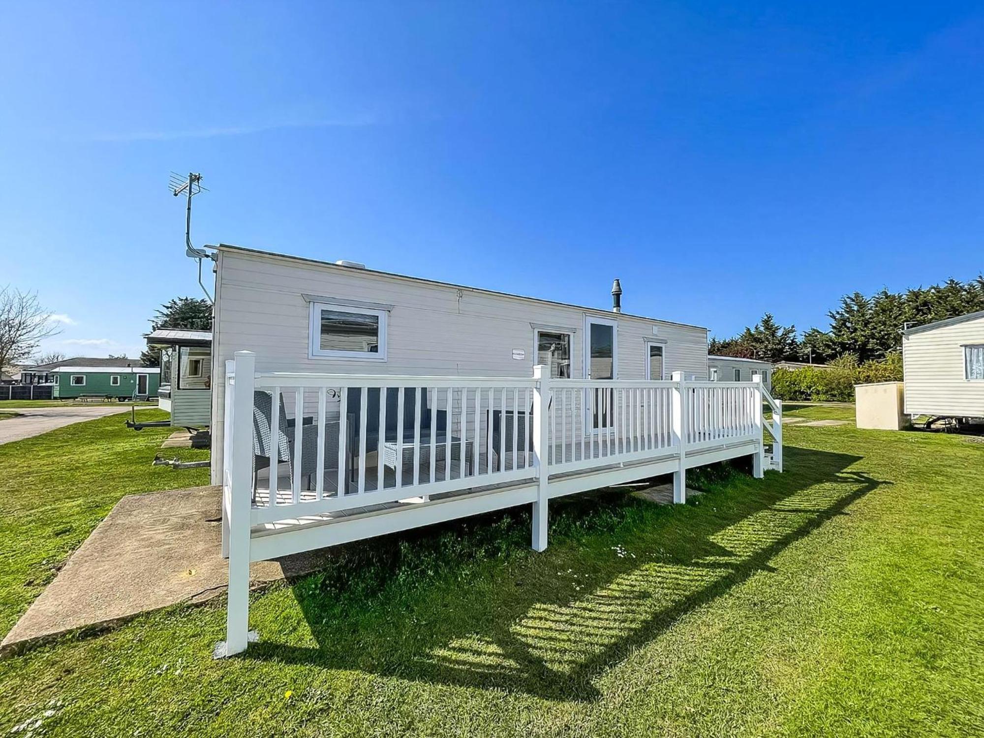 Gorgeous Caravan With Decking In Breydon Water Holiday Park, Ref 10081B Belton with Browston Exterior photo