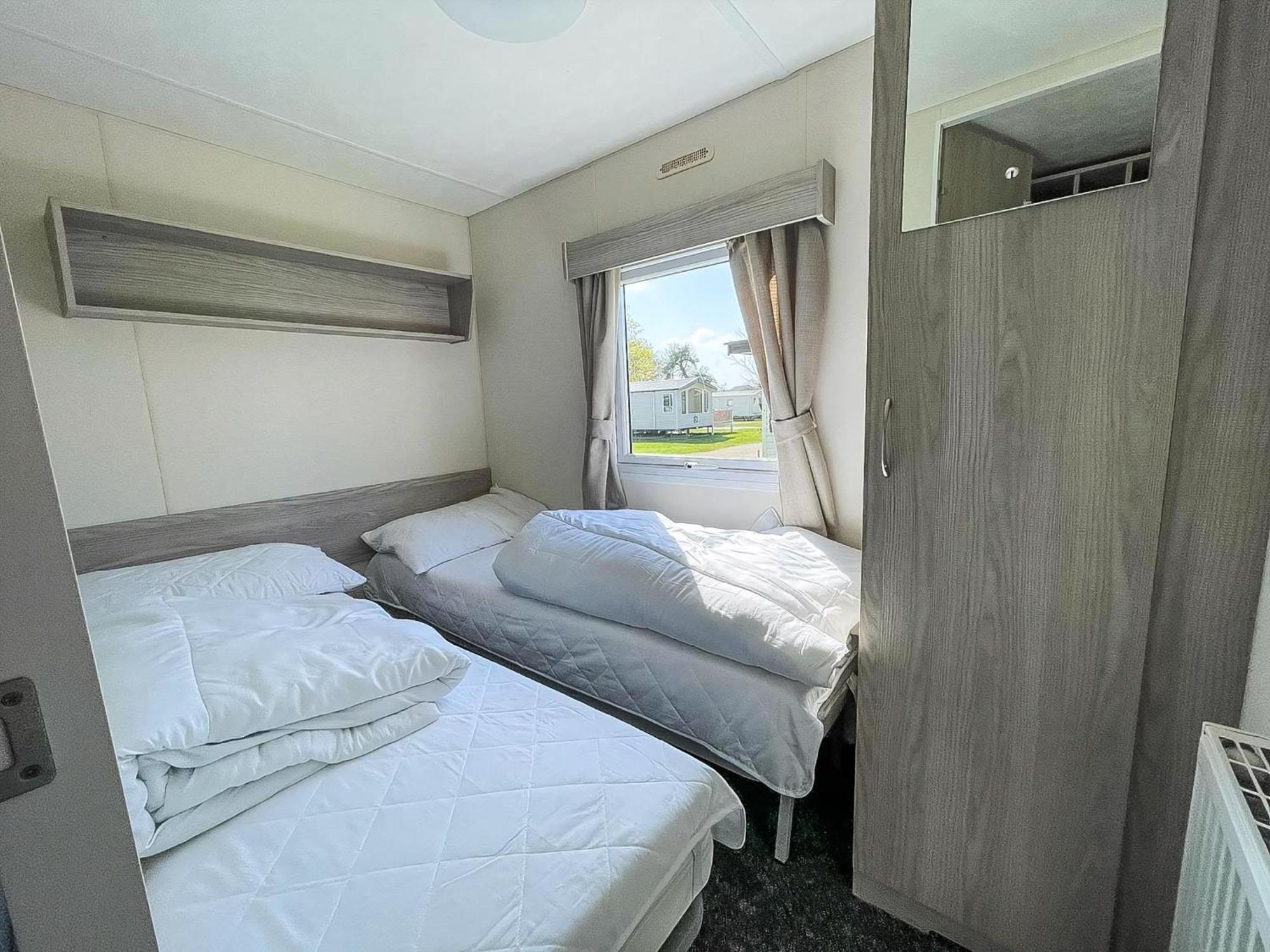 Gorgeous Caravan With Decking In Breydon Water Holiday Park, Ref 10081B Belton with Browston Exterior photo
